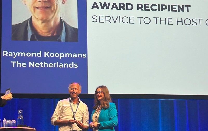 Raymond ontvangt IPA Distinguished Service Award tijdens congres in Leiden