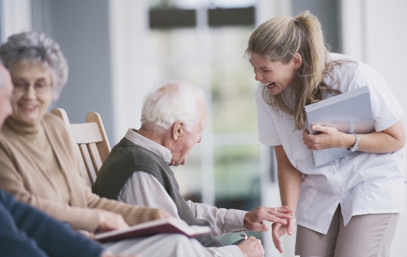 Subsidie voor verbetering ouderenzorg: gelijkwaardige samenwerking tussen zorgmedewerkers, naasten en vrijwilligers
