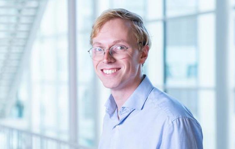 Arts in opleiding tot onderzoeker Jasper Maters vertelt over zijn onderzoek naar palliatieve zorg voor mensen met dementie jonge leeftijd