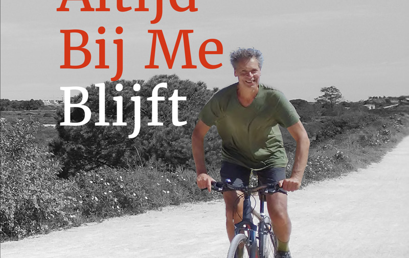 Dat je altijd bij me blijft:  een persoonlijk verhaal over  Alzheimer, euthanasie en liefde