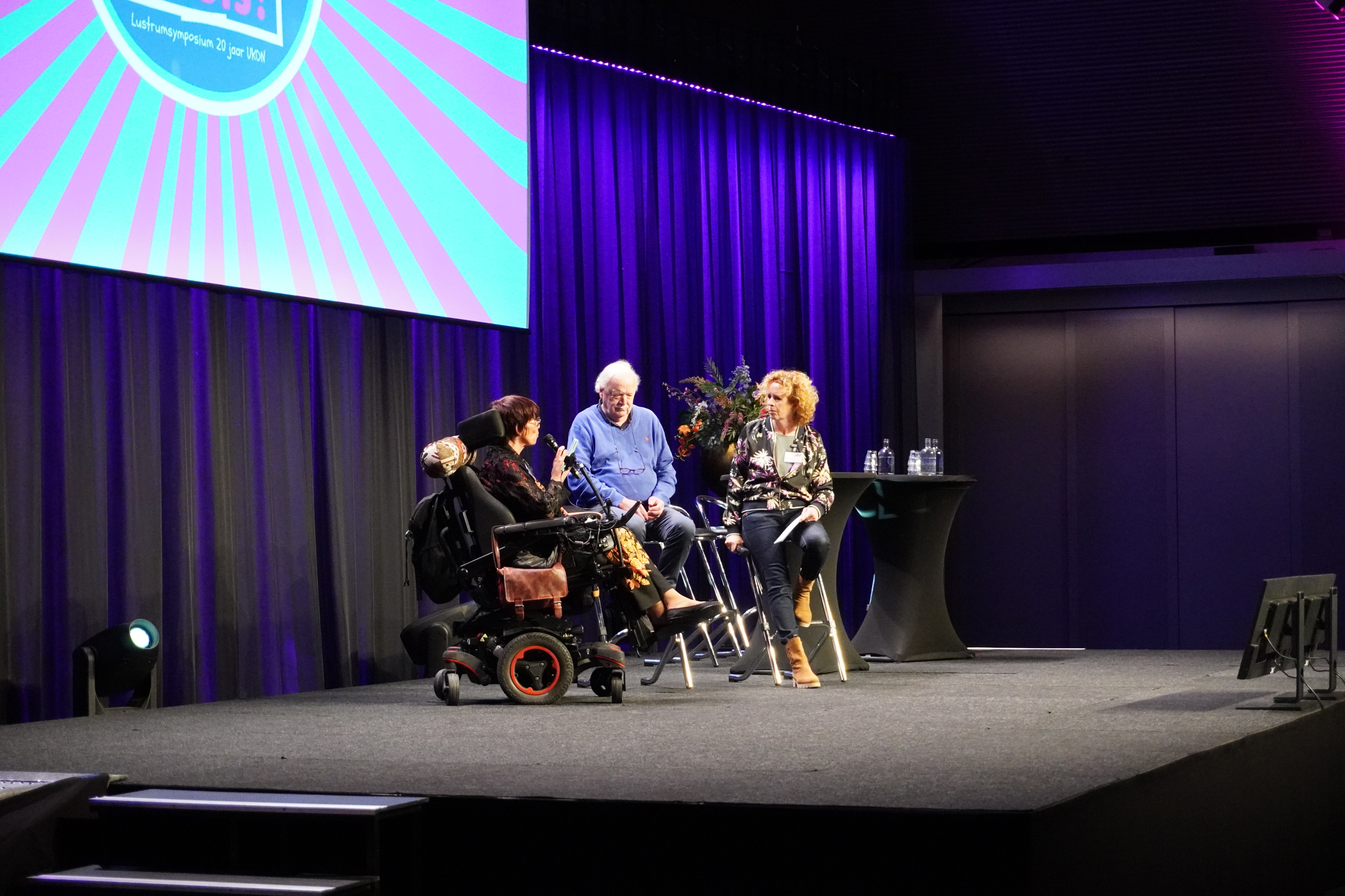 Panelleden Geeske Raams en Klaas Rienks worden geïnterviewd door Hermine de Bonth tijdens het UKON-symposium